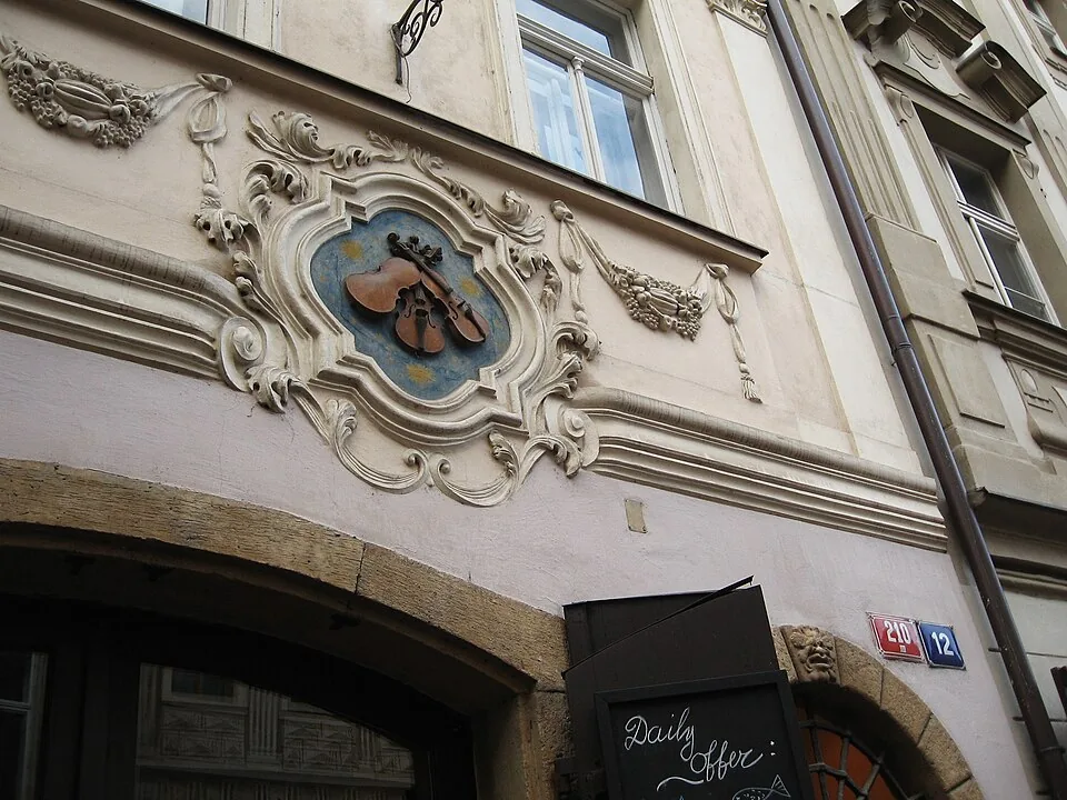 Domovní znamení U Tří housliček, Nerudova 12, Praha